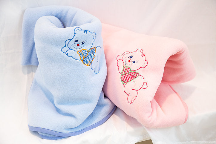 Coperta per lettino in pile personalizzata con nome ricamato, Ricami Veronica